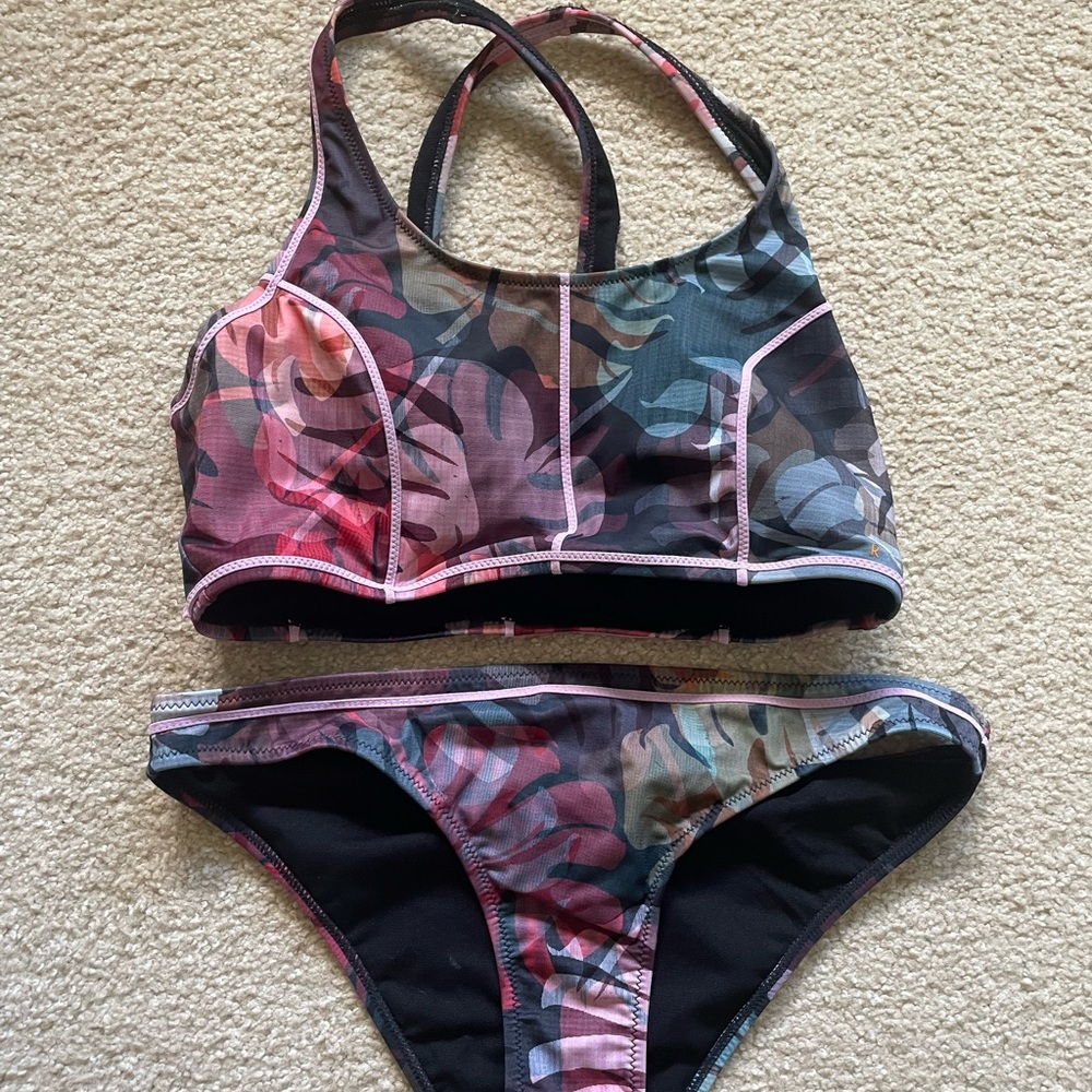 Women’s Roxy sport style 2 piece bikini set size Medium